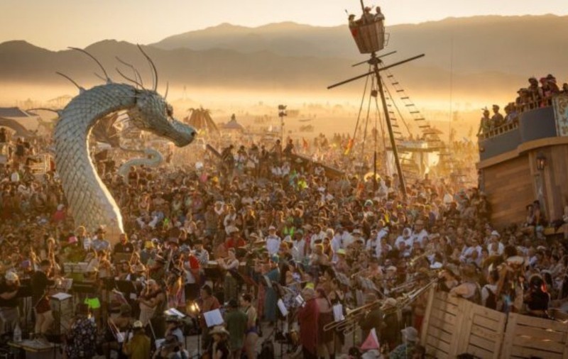 O femeie de 36 de ani, care nu știa că era însărcinată, a născut o fetiță la festivalul Burning Man