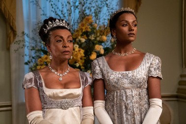 Actrițele Andjoa Andoh, stânga, Lady Danbury și Simone Ashley, în rolul lui Kate Sharma.