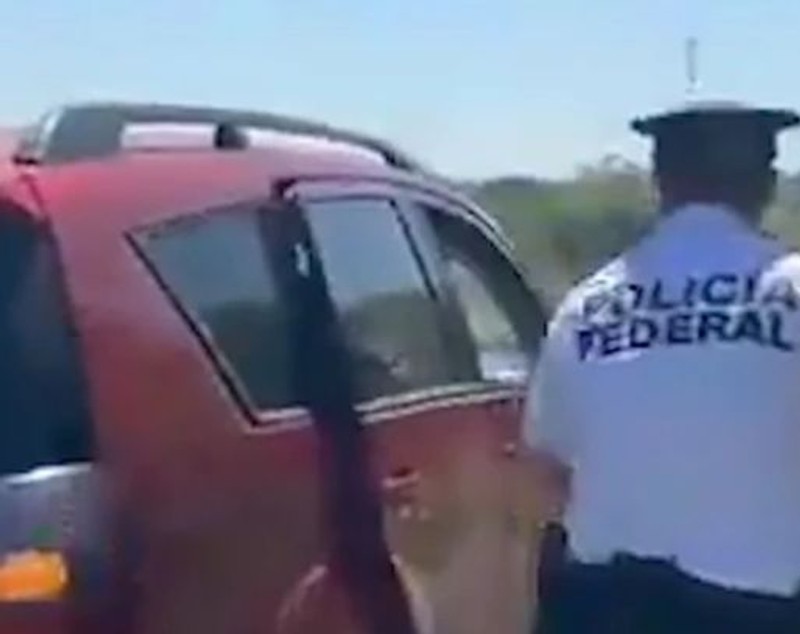 O familie și-a uitat copilul într-un magazin. Poliția a urmărit mașina 15 kilometri ca să-l poată înapoia părinților | FOTO