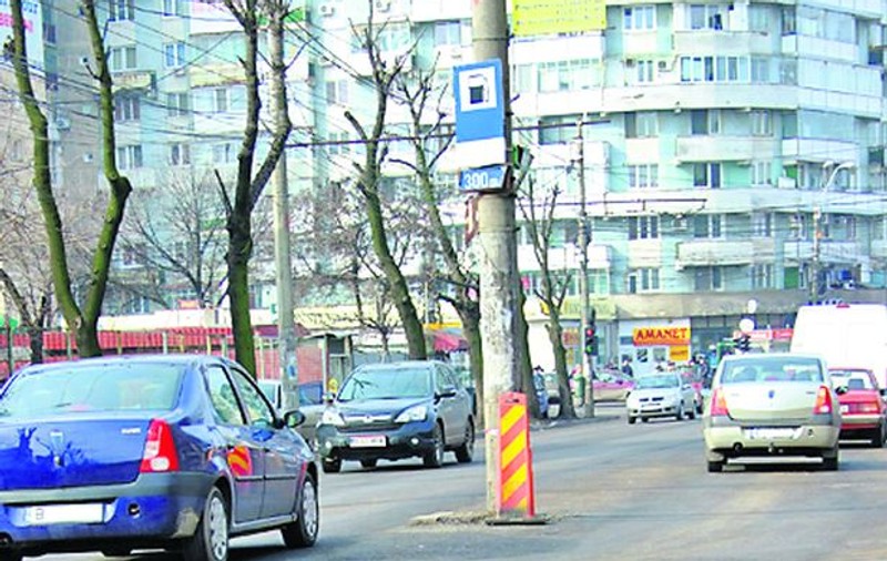 Halal constructori! Au «uitat» stâlpul în mijlocul străzii