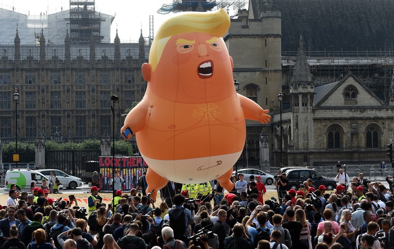 FOTO | Zeci de mii de oameni protestează la Londra împotriva vizitei lui Trump în Marea Britanie