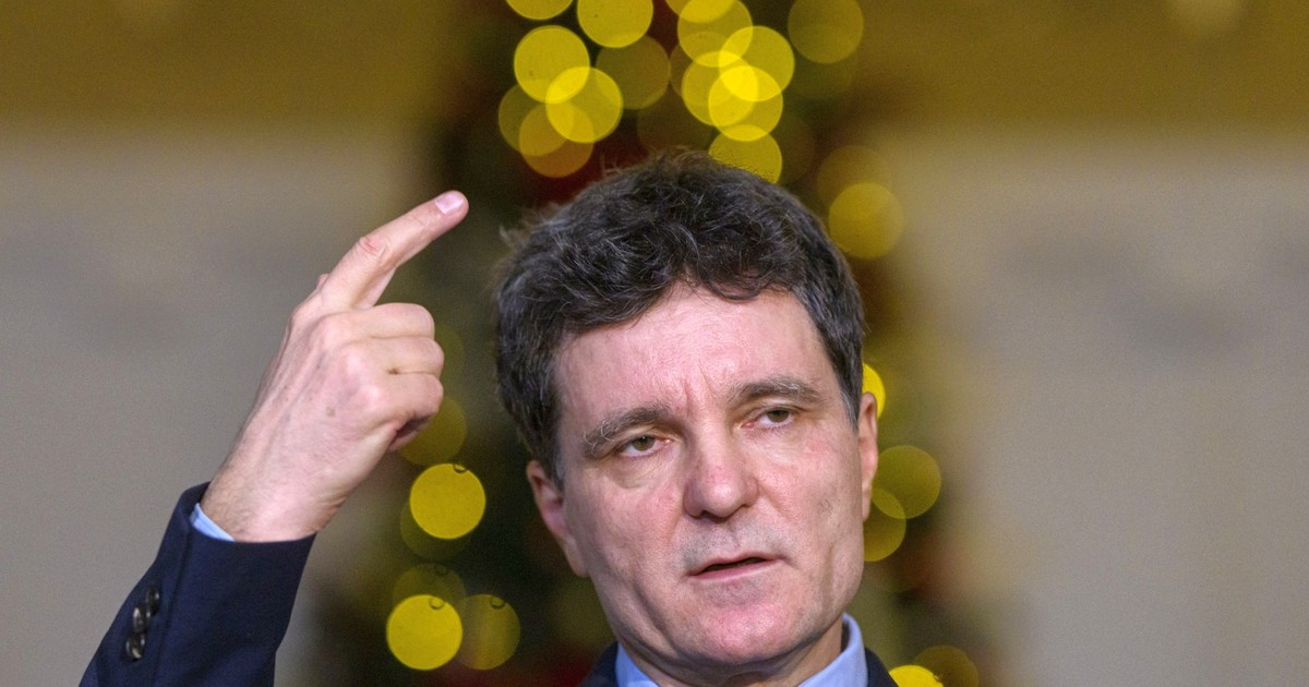 Nicușor Dan gesticulează în cadrul unei conferințe de presă
