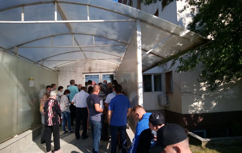 Înghesuială mare la ambulatoriul Spitalului Județean Ploiești. Directorul medical dă vina pe pacienți: ”Oamenii nu ascultă”