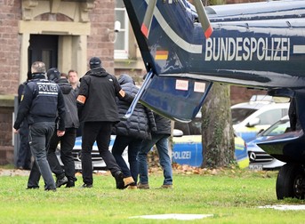 Una dintre persoanele arestate miercuri, coborâtă dintr-un elicopter al poliției germane. Foto: Profimedia Images