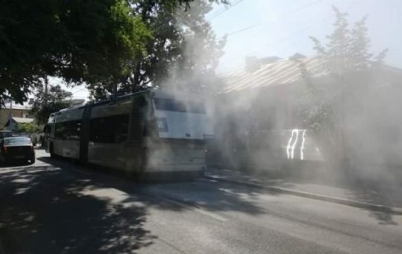 Un troleibuz a luat foc în mers pe o stradă din Ploiești
