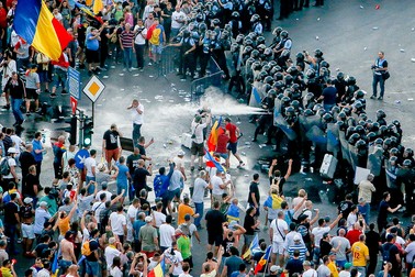 Incidente in prima zi de proteste a romanilor din diaspora fata de guvernul PSD, in Piata Victoriei, vineri, 10 august 2018. Protestatarii cer eliminarea politicienilor cu probleme penale și alegeri anticipate. Inquam Photos / Adriana Neagoe