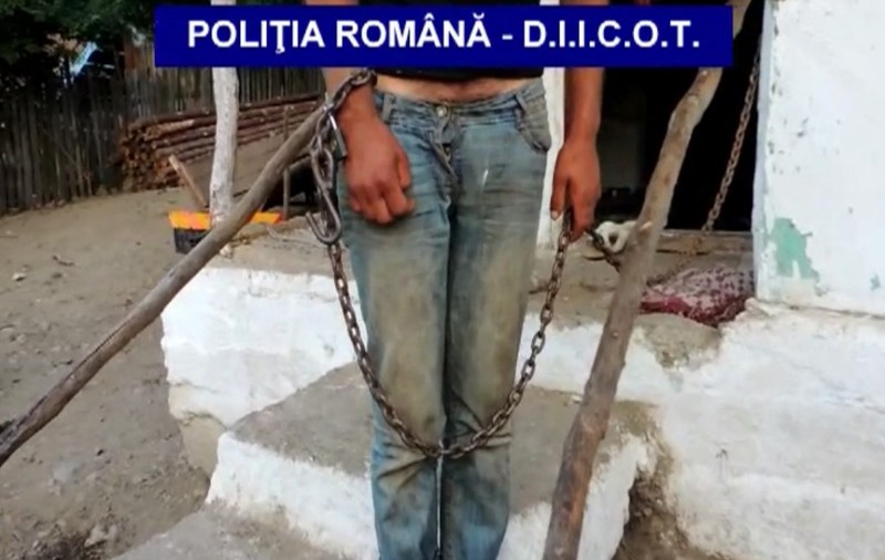 Șapte romi din Berevoești care țineau oameni sclavi in lanțuri au ajuns după gratii. Au primit pedepse de până la opt ani și opt luni de închisoare