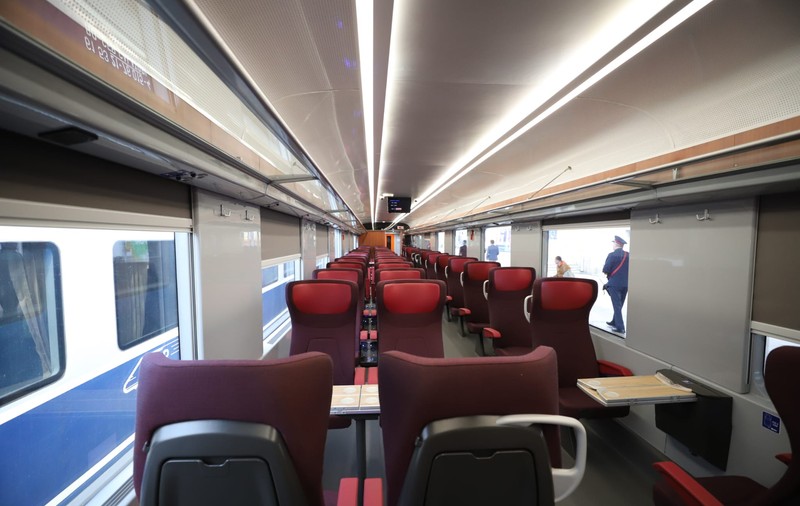 Viteză, confort și lift pentru persoane cu dizabilități. Primul tren modernizat complet circulă de astăzi pe ruta București-Constanța