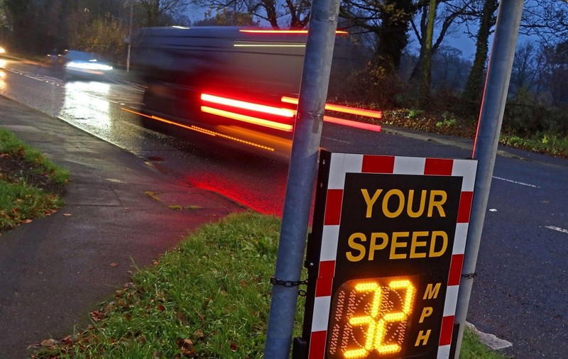 O româncă prinsă cu 165 km/h lângă Londra i-a spus judecătorului că nu și-a dat seama că ajunsese în Anglia