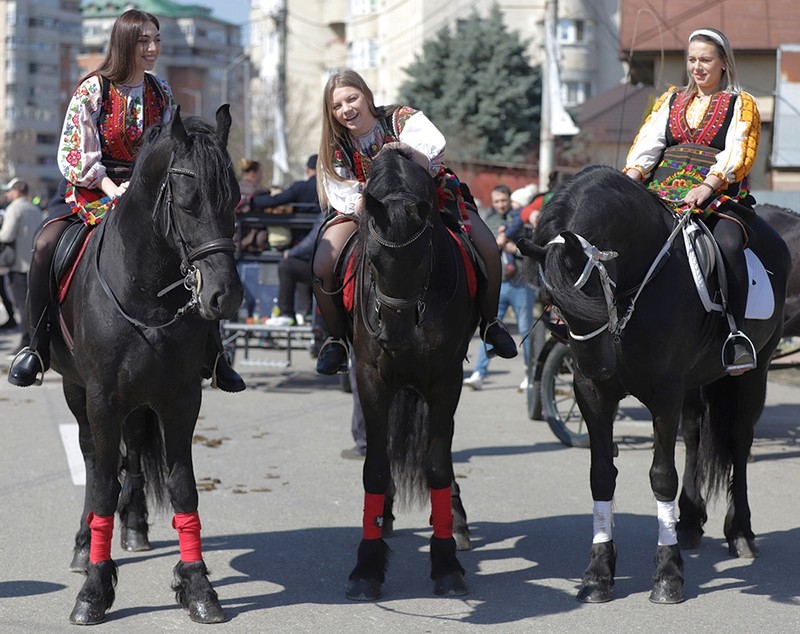 FOTO. Am asistat la sărbătoarea „Paștele Cailor”, cunoscută și sub numele de „Tudorița”. Unicul eveniment are loc în comunitatea de bulgari, din Târgoviște