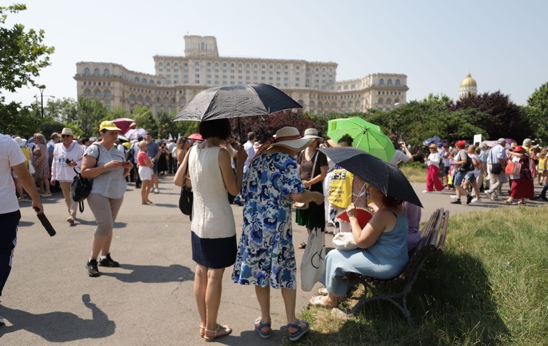Profesorii și angajații din Sănătate protestează în fața Parlamentului chiar în ziua când Guvernul Bolojan își asumă măsurile de austeritate