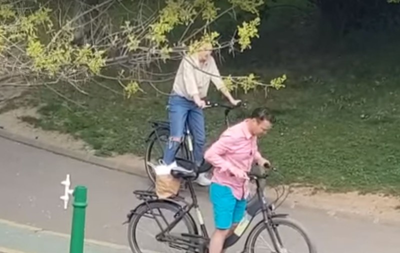 Filmare scandaloasă: Primarul sectorului 3, Robert Negoiță, se plimbă cu bicicleta, alături de iubită, în parcul IOR, închis pentru cetățeni: „Am fost la treabă”
