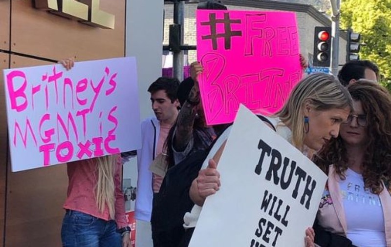 FOTO | Fanii lui Britney Spears protestează la Los Angeles pentru externarea cântăreței dintr-un spital de psihiatrie