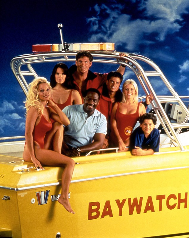 Actorul care și-a petrecut adolescența filmând în Baywatch: „Intram pe furiș în vestiarul fetelor și le miroseam costumele de baie”