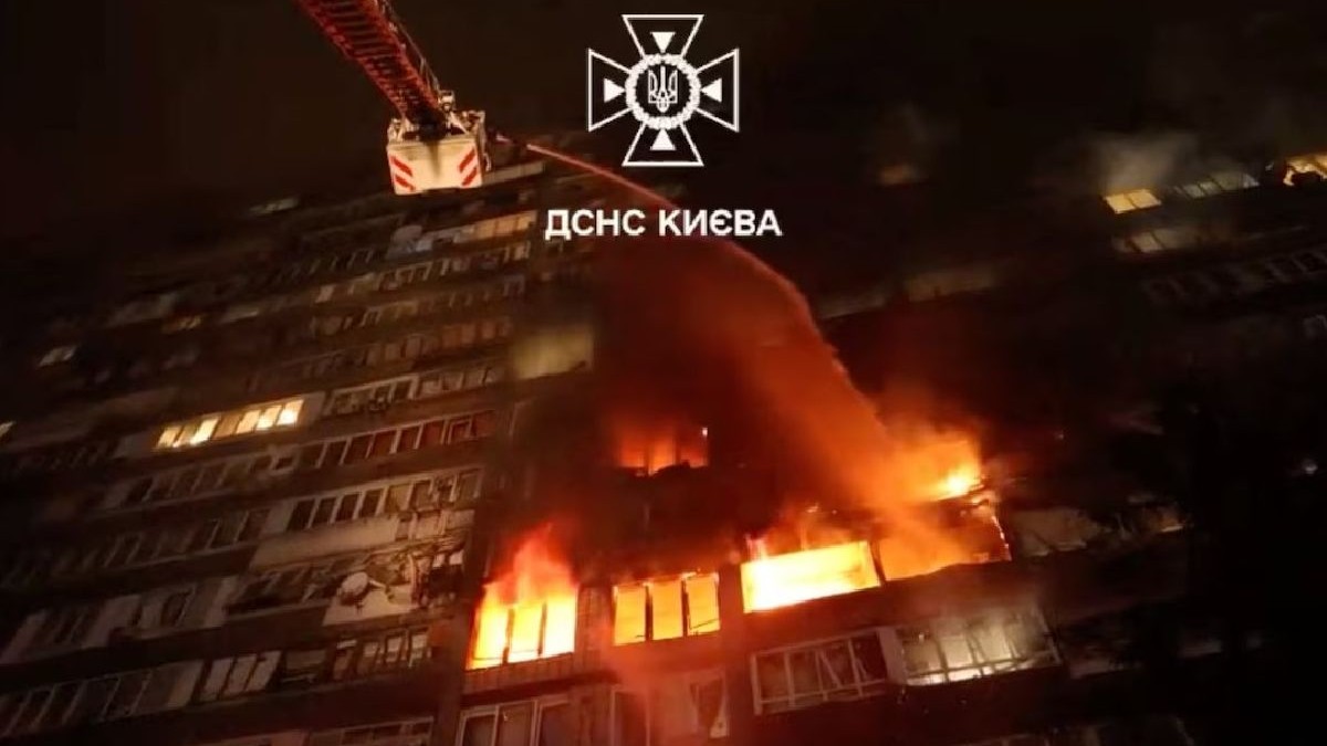 Pompieri sting un incendiu într-un bloc în flăcări