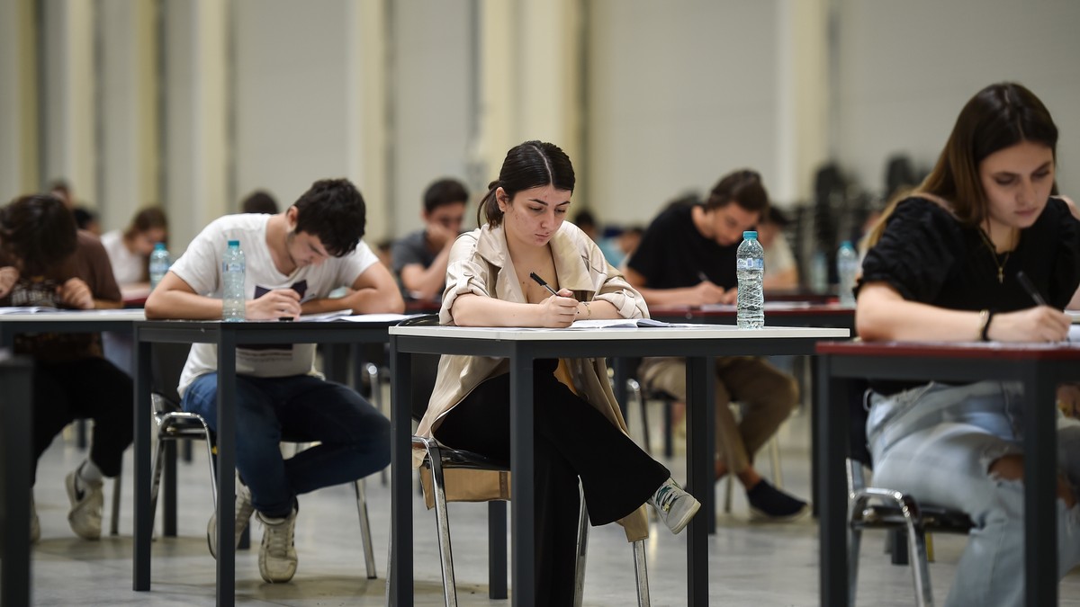 Studenți care susțin un examen scris