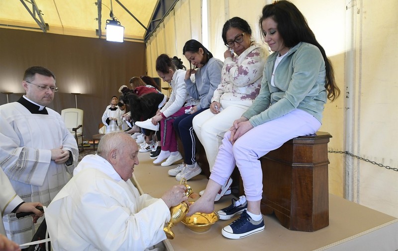 Papa Francisc a spălat picioarele a 12 femei, într-o închisoare din Roma. „Fiecare are povestea lui, dar Domnul ne așteaptă mereu cu brațele deschise”