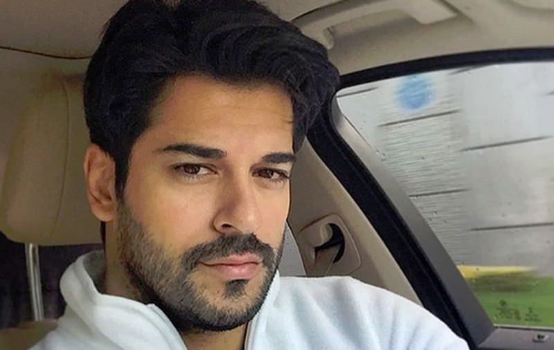 Uite cum arăta actorul BURAK OZCIVIT când era adolescent! Această poza RARĂ cu el, la bustul gol le-a înnebunit pe fane!