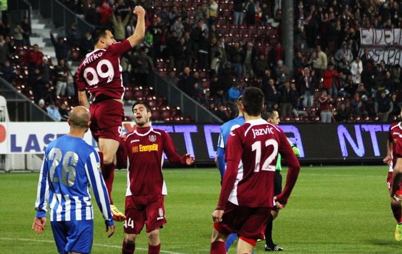 Liga I: CSMS Iași - CFR Cluj 2-1. Moldovenii, liderii campionatului! Enescu și Golubovici, din penalty, au marcat pentru gazde. Portarul Mincă a fost eliminat, decizie discutabilă. Larie a redus scorul dintr-un 11 metri inexistent