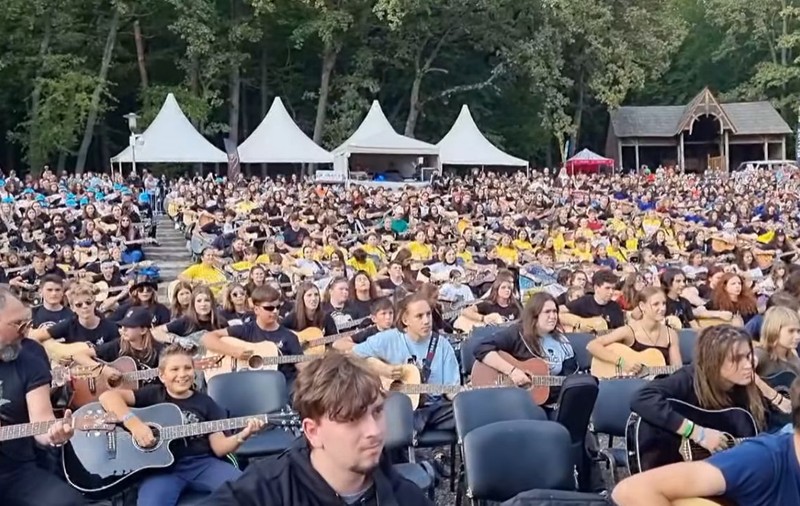 Sute de chitariști au cântat sincron la un festival, în Sibiu. VIDEO