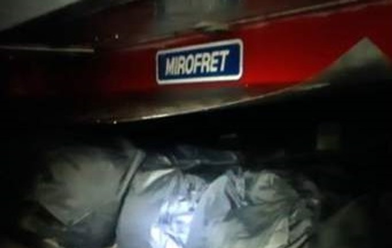 Doi şoferi români, prinşi în Franţa cu 200 kg de cannabis