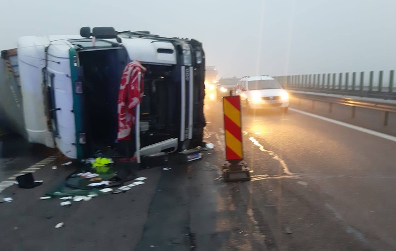 Un TIR s-a răsturnat pe Autostrada Soarelui. Traficul este blocat