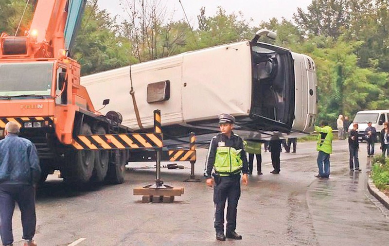 ACCIDENT GRAV pe DN1! Autocar cu 46 de pasageri, RĂSTURNAT