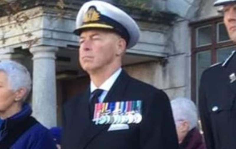 Un fals amiral a fost amendat cu 570 de euro după ce a purtat o uniformă militară și medalii false la un eveniment de comemorare