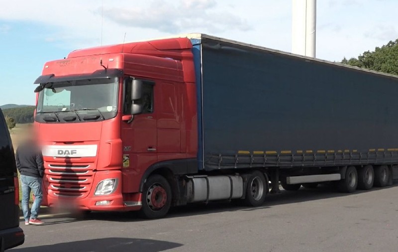 Un șofer român de TIR a chemat poliția pentru un jaf de 170.000 de euro din camion, într-o benzinărie din Slovacia, dar a fost arestat