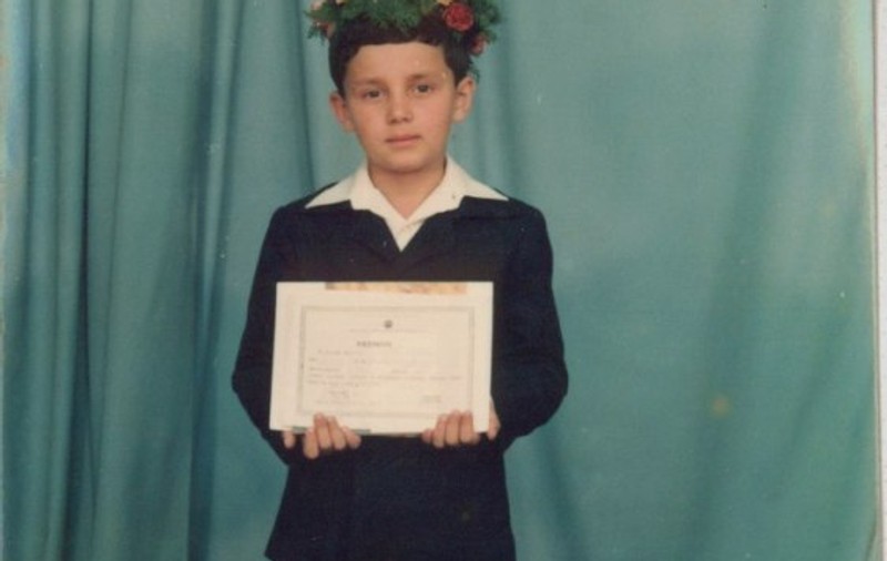Stă sfios, cu diploma în mână și coronița pe cap! Îl recunoști? Azi e cel mai ghiduș prezentator! FOTO