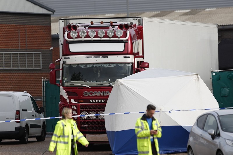 Camionul a fost abandonat de traficanții de migranți în curtea unui depozit din Marea Britanie. Foto: Profimedia Images