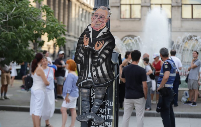 Protest în Piața Universității față de doliul național în memoria lui Ion Iliescu. Participanții au băut șampanie