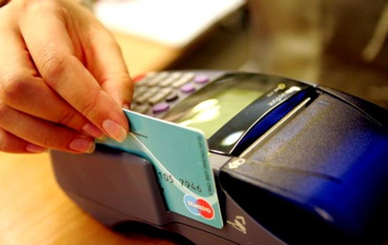 ANALIZĂ. Plata tuturor pensiilor pe card, misiune imposibilă. Trei milioane de pensionari așteaptă în fiecare lună poștașul