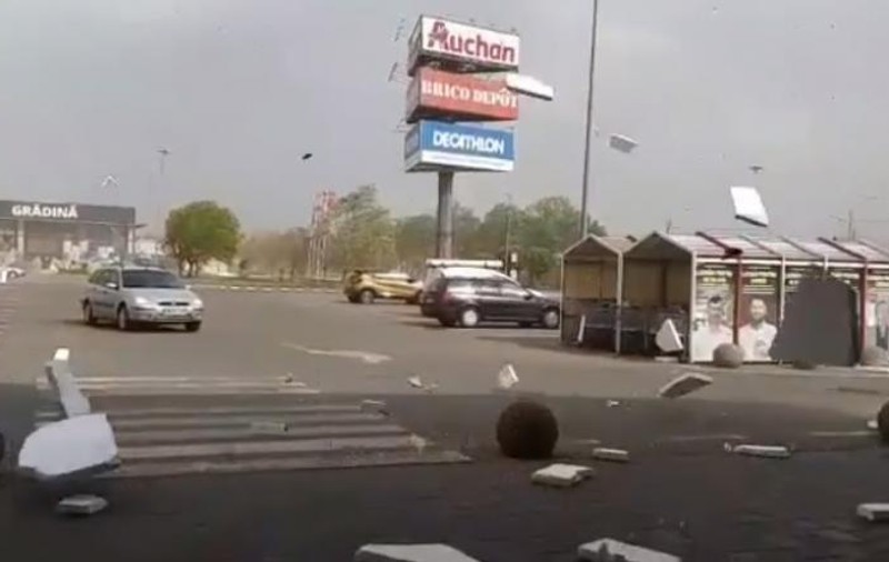 Video  | Vremea rea a făcut ravagii în Satu Mare. Acoperișuri smulse de vânt și copaci doborâți