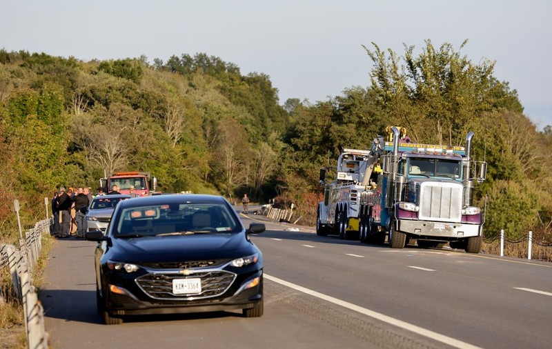 Un autobuz cu elevi de liceu s-a răsturnat într-o râpă în statul american New York. Bilanțul victimelor