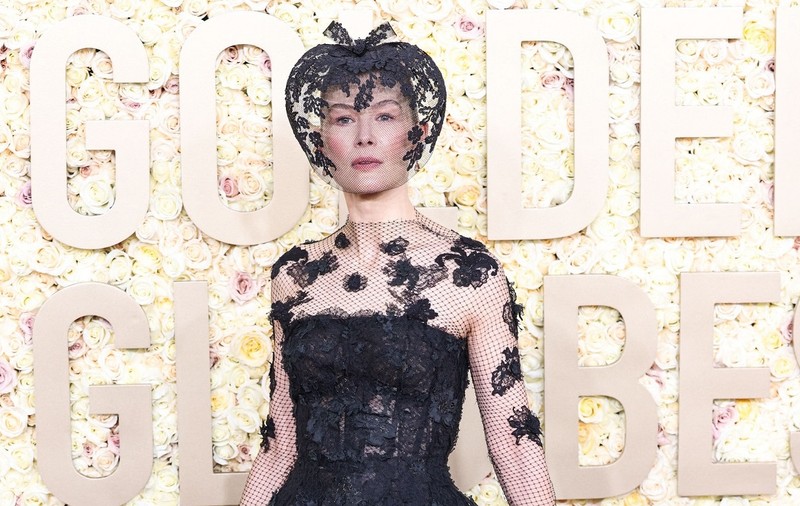 Rosamund Pike, apariție excentrică la Globurile de Aur. Și-a ascuns chipul, pe care l-a avut „complet distrus" în urma unui accident