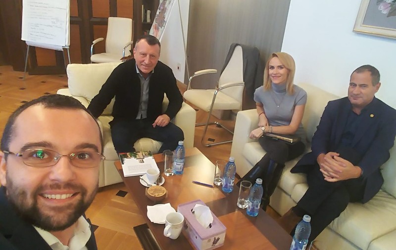 Preşedintele Tineretului PSD, Gabriel Petrea, alături de Gabriela Firea, Paul Stănescu şi Marian Neacşu: "În echipă"