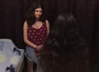Oana, cu spatele la obiectiv, a acceptat ca mărturia sa să fie filmată. Aici, în dialog cu reporterul Libertatea, Delia Marinescu