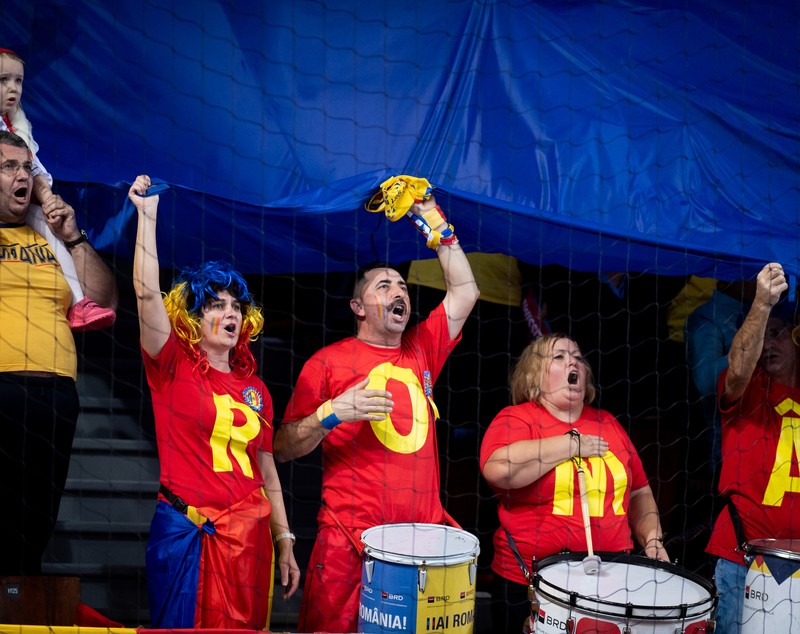 FOTO&VIDEO | Cine este toboșarul care dă tonul galeriei României la Euro 2018 de handbal feminin: "Vom da sută la sută în tribune!"