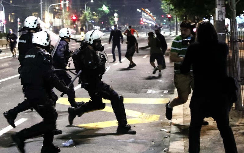 Proteste violente la Belgrad, în fața Parlamentului. Foto: EPA