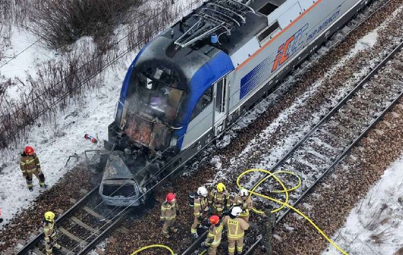 Două trenuri cu 600 de oameni la bord s-au ciocnit cu o mașină blocată pe șine, în Polonia