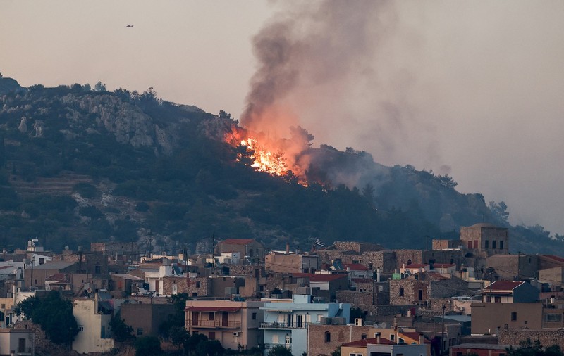 Incendiile de vegetație fac ravagii în Grecia: 444 de pompieri luptă de 3 zile cu flăcările pe insula Chios
