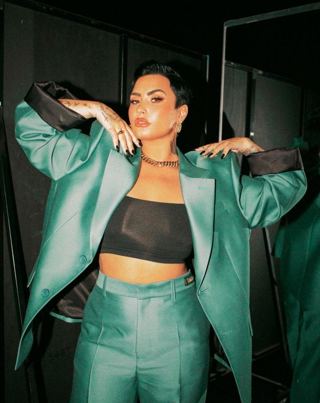 Cântăreața Demi Lovato a anunțat că e persoană non-binară. Ce înseamnă asta