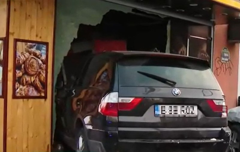 Accident cu patru mașini în București. Unul dintre autoturisme a intrat într-o patiserie