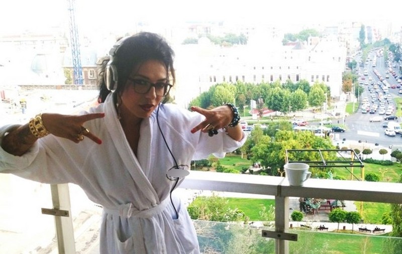 DJ Wanda LOCUIEŞTE DE UN AN LA HOTEL. Află MOTIVUL!