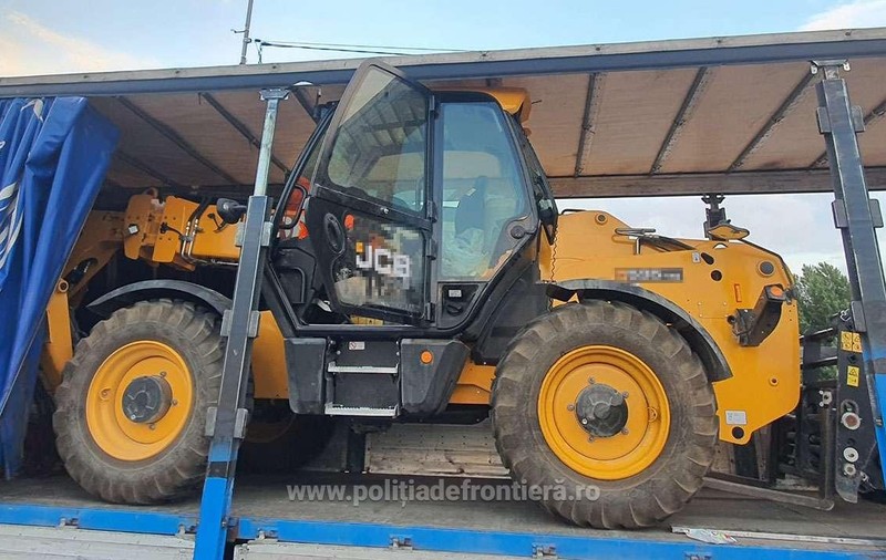 Tractoare de lux fără acte, ascunse în TIR-uri, descoperite pe șoselele României: antemergătorul unui transport a fost prins cu drona