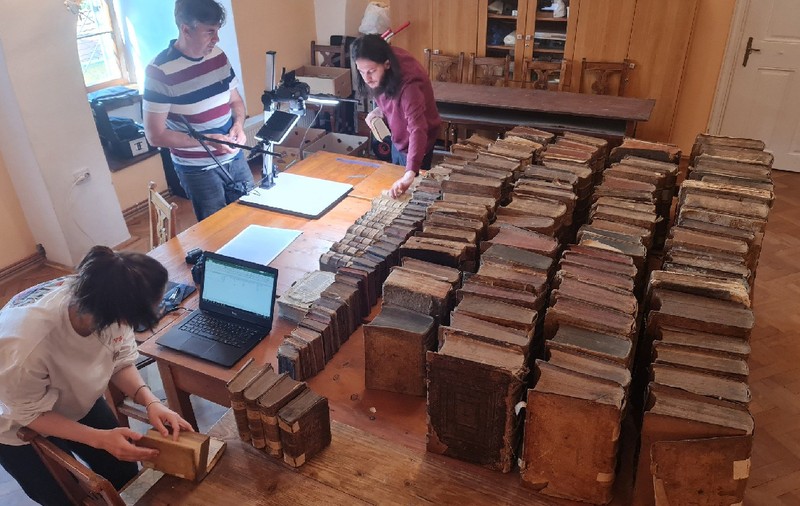 Incredibila poveste a unei biblioteci medievale din Mediaș salvată de armata rusă și găsită ascunsă într-un turn cu clopotniță