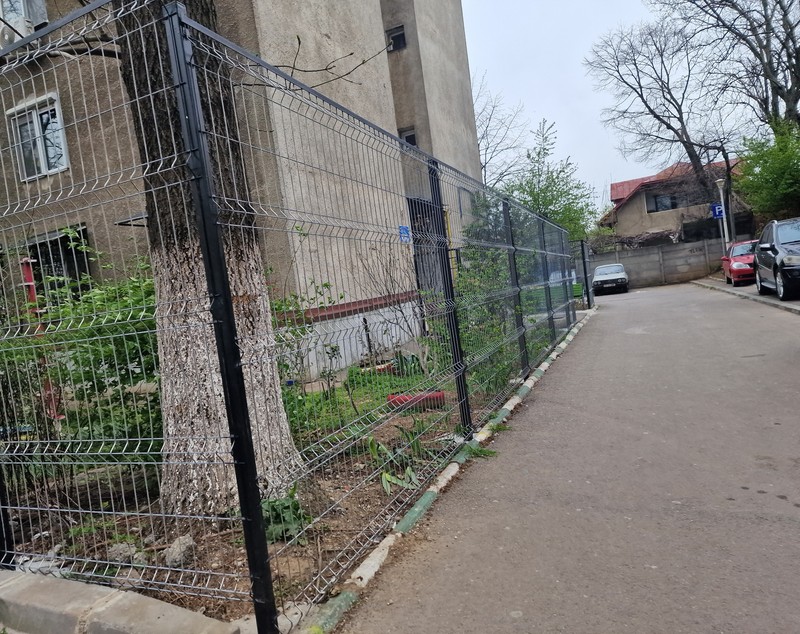 REPORTAJ. Garduri de doi metri, „ca la grădina zoologică”, în jurul blocurilor din Ferentari, înainte de Paște