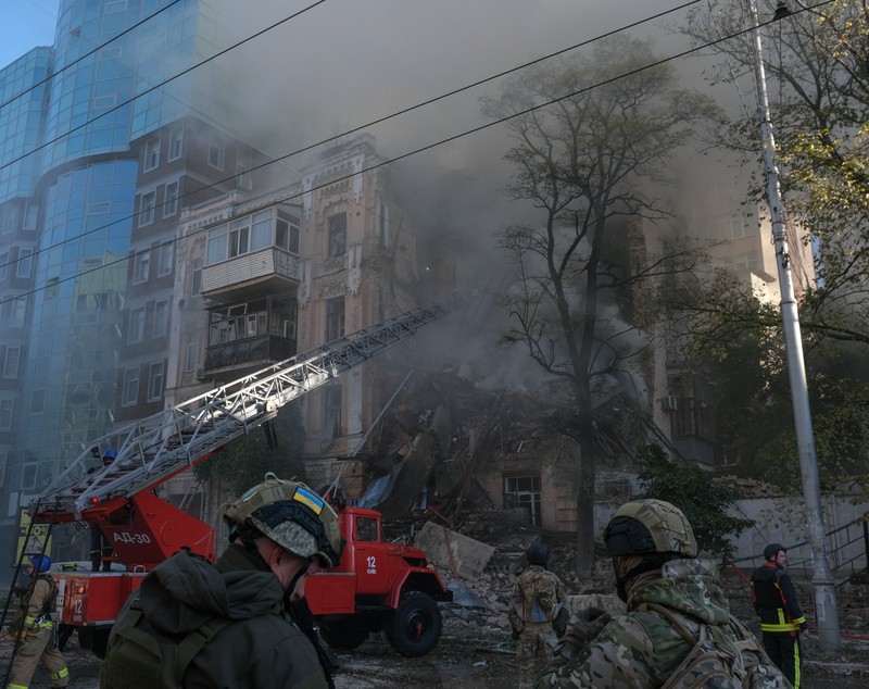 Imagini din Kievul bombardat de ruși luni dimineață. Cel puțin cinci persoane au murit în urma atacurilor
