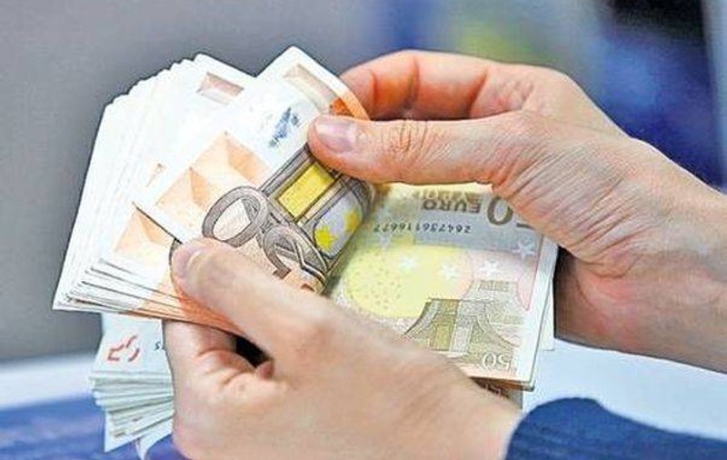 Aberații birocratice! O văduvă vrea să închidă un credit prin darea în plată, dar banca îi cere acordul soţului decedat!